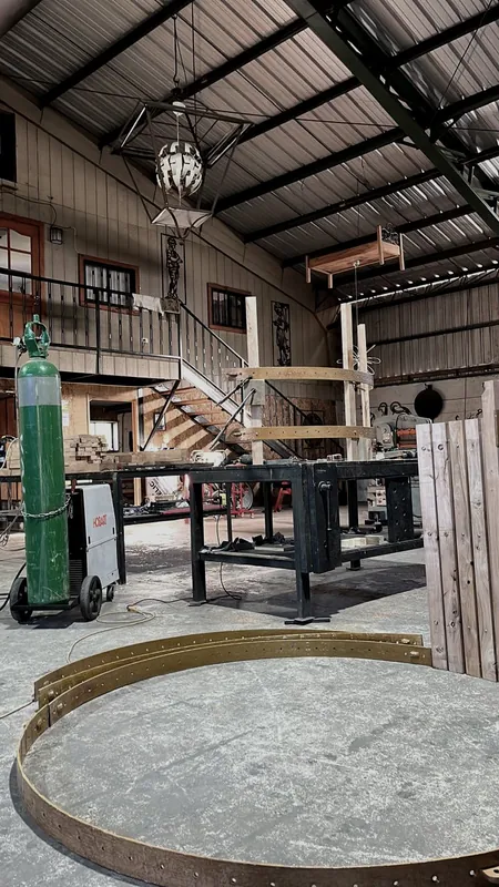 Interior del taller con herramientas, maquinaria y una entreplanta.